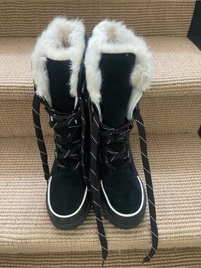 Never worn Sorel Waterproof  Faux-Fur Lined  Women's Winter Lace-Up Boots